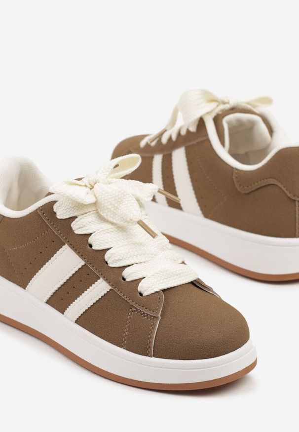 Born2be - Jasnobrązowe Sneakersy z Ozdobnymi Naszywkami z Boku Galdexis. Okazja: na co dzień. Kolor: brązowy. Materiał: jeans. Wzór: aplikacja