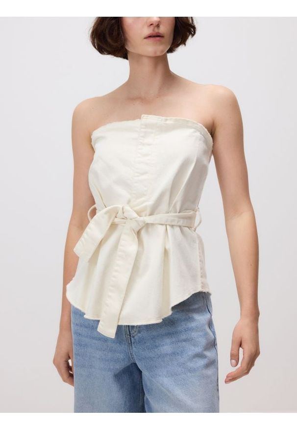 Reserved - Top z paskiem - kremowy. Kolor: kremowy. Materiał: bawełna, tkanina