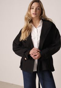 Born2be - Czarna Bawełniano-Wiskozowa Kurtka Typu Krótki Trencz z Ozdobnym Guzikiem Dafena. Okazja: na co dzień, na spotkanie biznesowe, do pracy. Kolor: czarny. Materiał: wiskoza, bawełna. Długość: krótkie. Styl: casual, biznesowy, elegancki, klasyczny #4