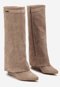 Born2be - Ciemnobeżowe Kozaki na Koturnie z Wywiniętą Cholewką Alstina. Kolor: beżowy. Szerokość cholewki: normalna. Obcas: na koturnie. Styl: wizytowy #2