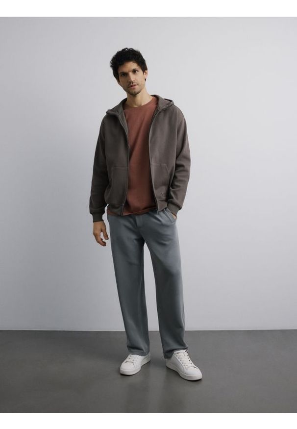 Reserved - T-shirt regular z bawełny - brązowy. Kolor: brązowy. Materiał: bawełna