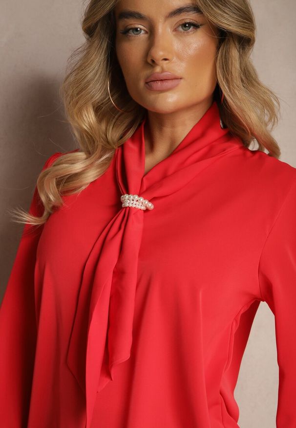 Renee - Czerwona Bluzka o Koszulowym Kroju z Żabotem i Perłowym Zdobieniem Gonialith. Okazja: na co dzień. Typ kołnierza: z żabotem. Kolor: czerwony. Materiał: jeans. Wzór: aplikacja. Styl: casual