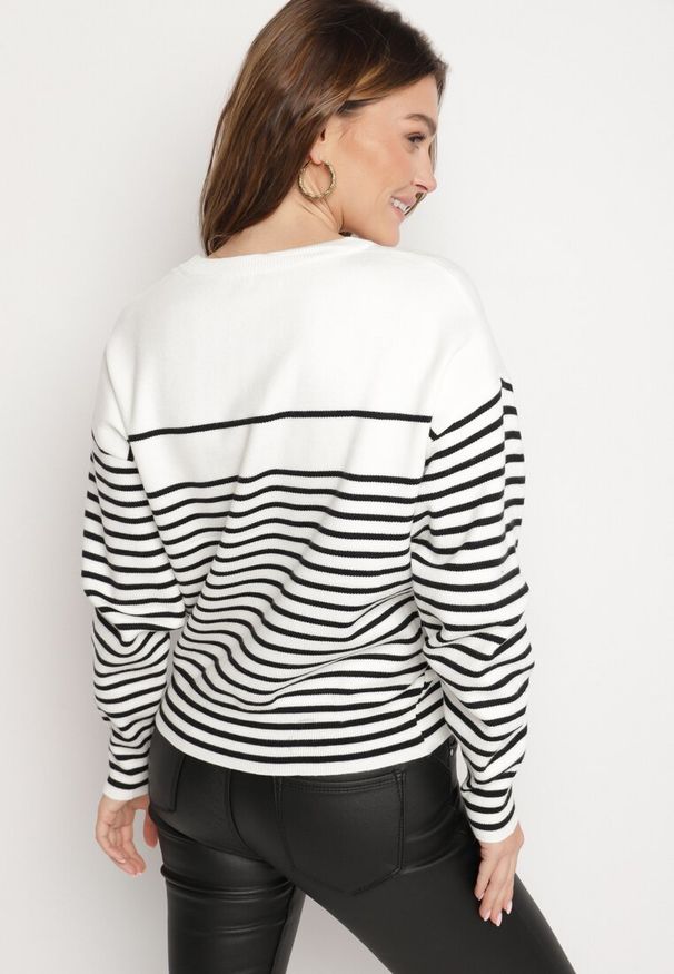 Born2be - Biały Sweter z Bawełną w Paski z Haftowanym Napisem Zeanista. Okazja: na co dzień. Kolor: biały. Materiał: bawełna. Długość rękawa: długi rękaw. Długość: długie. Wzór: napisy, haft, paski. Styl: klasyczny, casual, elegancki