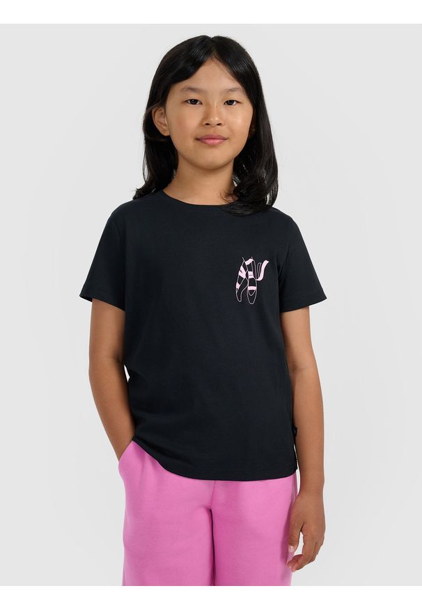 4f - 4F T-shirt regular z nadrukiem dziewczęcy - czarny 122 (6-7 lat). Okazja: na co dzień. Kolor: czarny. Materiał: bawełna, skóra. Wzór: nadruk. Sezon: lato. Styl: casual, klasyczny
