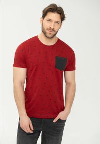 Volcano - Koszulka męska wzorzysta z kieszonką T-SAILING. Kolor: czerwony. Materiał: tkanina, bawełna. Długość rękawa: krótki rękaw. Długość: krótkie. Wzór: gładki. Sezon: zima, lato. Styl: sportowy, klasyczny
