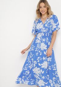 Born2be - Niebieska Sukienka Długa z Kopertową Górą w Kwiatowy Print Solmare. Okazja: na co dzień. Kolor: niebieski. Długość rękawa: krótki rękaw. Wzór: kwiaty, nadruk. Typ sukienki: kopertowe. Styl: klasyczny, elegancki, casual. Długość: maxi #5