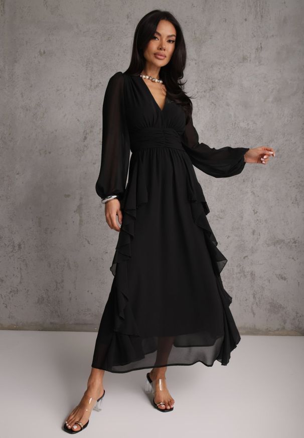 Renee - Czarna Rustykalna Sukienka Wieczorowa z Falbanami i Marszczeniem w Talii Himereanes. Typ kołnierza: kołnierz z falbankami. Kolor: czarny. Materiał: tkanina. Wzór: gładki, aplikacja. Typ sukienki: rozkloszowane. Styl: wizytowy