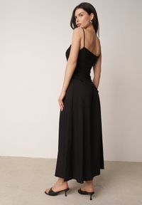 Born2be - Czarna Bawełniana Sukienka Koktajlowa na Ramiączkach z Asymetryczną Górą Thelis. Okazja: na wesele, na ślub cywilny. Kolor: czarny. Materiał: bawełna. Długość rękawa: na ramiączkach. Typ sukienki: asymetryczne. Styl: wizytowy #5