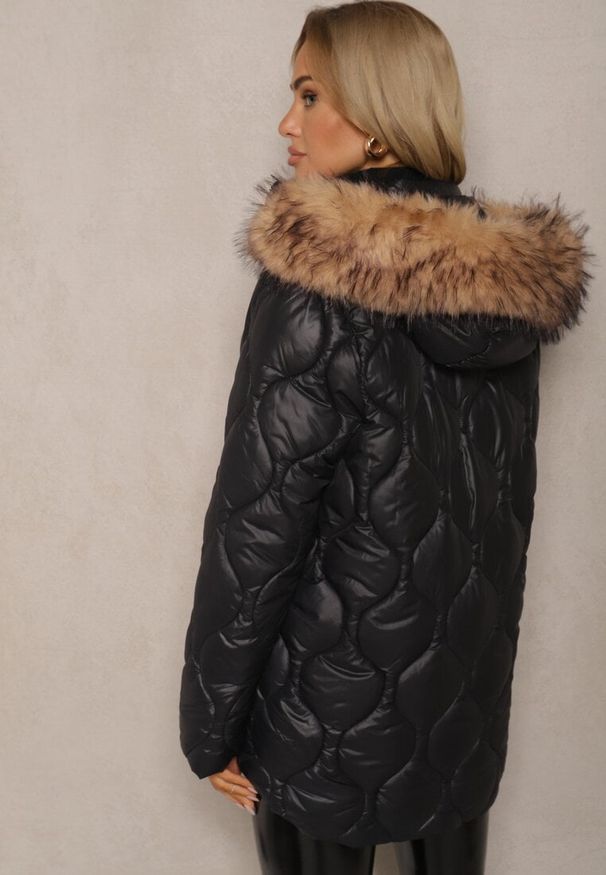 Renee - Czarna Pudełkowa Kurtka z Pikowanymi Przeszyciami i Odpinanym Kapturem z Futrem Liliarna. Okazja: na spacer. Kolor: czarny. Materiał: futro. Styl: elegancki