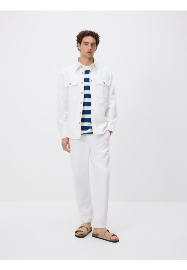 Reserved - Jeansy jogger z dodatkiem lnu - biały. Kolor: biały. Materiał: jeans, len