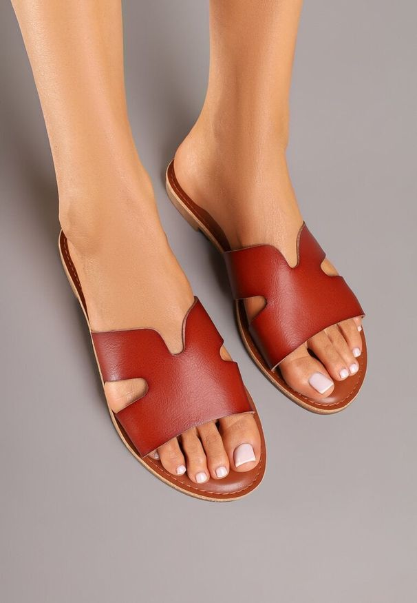 Born2be - Brązowe Klapki z Geometryczną Cholewką Antellis. Okazja: na co dzień. Kolor: brązowy. Wzór: geometria. Sezon: lato. Styl: klasyczny, casual, elegancki