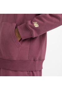 Bluza męska New Balance MT51935FDP – fioletowa. Typ kołnierza: kaptur. Kolor: fioletowy. Materiał: bawełna, dresówka, materiał. Wzór: aplikacja, napisy #4