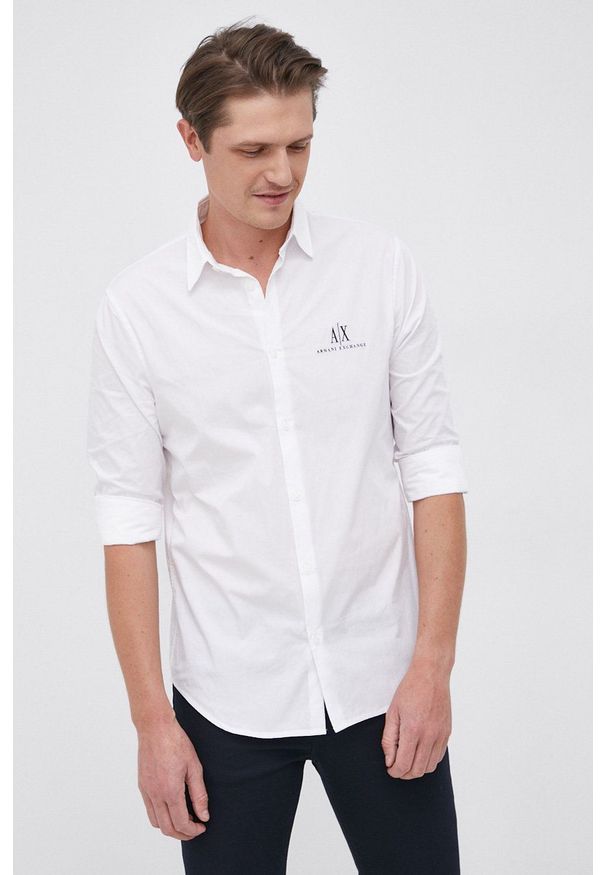 Armani Exchange Koszula bawełniana męska kolor biały regular z kołnierzykiem klasycznym. Typ kołnierza: kołnierzyk klasyczny. Kolor: biały. Materiał: bawełna. Długość rękawa: długi rękaw. Długość: długie. Wzór: gładki. Styl: klasyczny