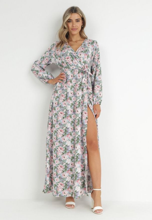 Born2be - Jasnoniebieska Sukienka Partharpia. Typ kołnierza: kokarda. Kolor: niebieski. Materiał: tkanina, materiał. Wzór: kolorowy, aplikacja, kwiaty. Typ sukienki: rozkloszowane, kopertowe. Długość: maxi