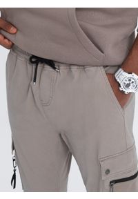 Ombre Clothing - Męskie spodnie JOGGERY z zapinanymi kieszeniami cargo - ciemnobeżowe V2 OM-PAJO-0125 - XXL. Okazja: na co dzień. Kolor: beżowy. Materiał: bawełna, elastan. Wzór: aplikacja. Styl: casual #6