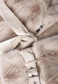 Born2be - Jasnobeżowy Futrzany Płaszcz z Wiązanym Paskiem i Ozdobnymi Sprzączkami Felryna. Okazja: na co dzień. Kolor: beżowy. Materiał: futro. Styl: klasyczny, casual, elegancki #6