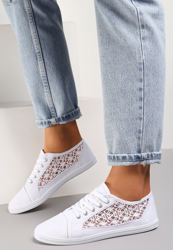 Renee - Białe Tenisówki z Ażurowymi Wstawkami Po Bokach Salessa. Okazja: na co dzień. Kolor: biały. Materiał: jeans. Wzór: ażurowy. Sezon: wiosna, lato. Obcas: na obcasie. Styl: casual. Wysokość obcasa: niski