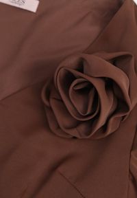 Renee - Brązowa Zwiewna Sukienka Wieczorowa VICES z Aplikacją 3D w Kształcie Kwiatu Themira. Typ kołnierza: dekolt w kształcie V. Kolor: brązowy. Wzór: aplikacja, kwiaty. Styl: wizytowy #2