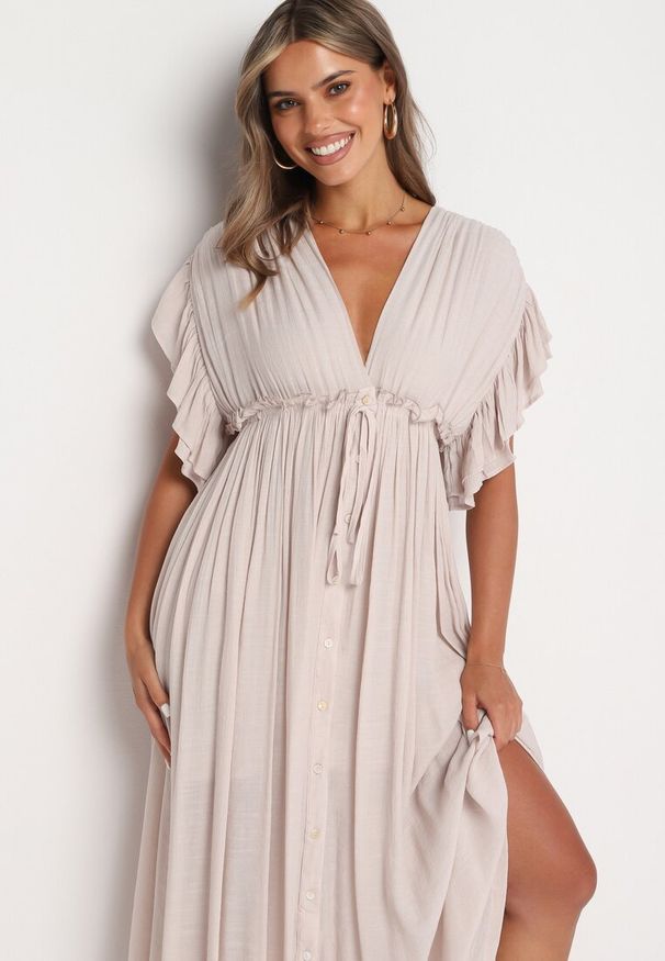 Born2be - Beżowa Taliowana Sukienka z Bawełny Ozdobiona Falbanami przy Rękawach i Gumką w Talii Rivasie. Typ kołnierza: dekolt w kształcie V. Kolor: beżowy. Materiał: bawełna. Długość rękawa: krótki rękaw. Wzór: aplikacja. Sezon: lato