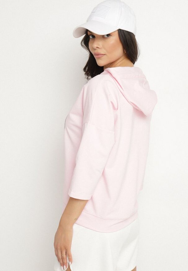 Born2be - Jasnoróżowa Bluza z Kapturem i Rękawami 3/4 Zdobiona Nadrukiem Saniriora. Typ kołnierza: kaptur. Kolor: różowy. Materiał: jeans. Wzór: aplikacja, nadruk. Styl: klasyczny, elegancki