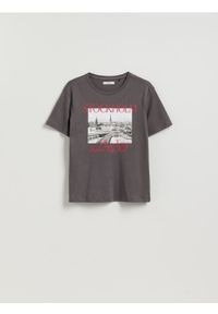 Reserved - T-shirt z nadrukiem - ciemnoszary. Kolor: szary. Materiał: bawełna, dzianina. Wzór: nadruk