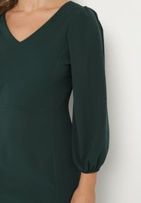 Born2be - Ciemnozielona Dopasowana Sukienka z Dekoltem w Serek Zinnaira. Okazja: na spotkanie biznesowe. Typ kołnierza: dekolt w serek. Kolor: zielony. Styl: klasyczny, elegancki, biznesowy #7