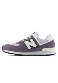 Buty dziecięce New Balance G57436O – fioletowe. Okazja: na co dzień, na uczelnię. Kolor: fioletowy. Materiał: zamsz, syntetyk, materiał. Szerokość cholewki: normalna. Model: New Balance 574. Sport: turystyka piesza #5