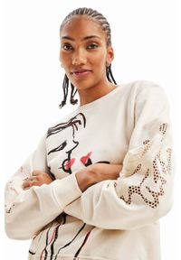 Desigual bluza bawełniana x Disney damska kolor biały z kapturem wzorzysta. Typ kołnierza: kaptur. Kolor: biały. Materiał: bawełna. Długość rękawa: długi rękaw. Długość: długie. Wzór: motyw z bajki #2
