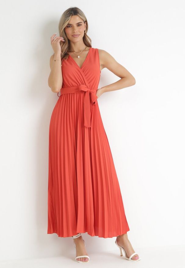 Born2be - Czerwona Plisowana Sukienka Maxi z Gumką w Pasie i Materiałowym Paskiem Biak. Typ kołnierza: dekolt kopertowy. Kolor: czerwony. Materiał: materiał. Typ sukienki: kopertowe. Styl: elegancki. Długość: maxi