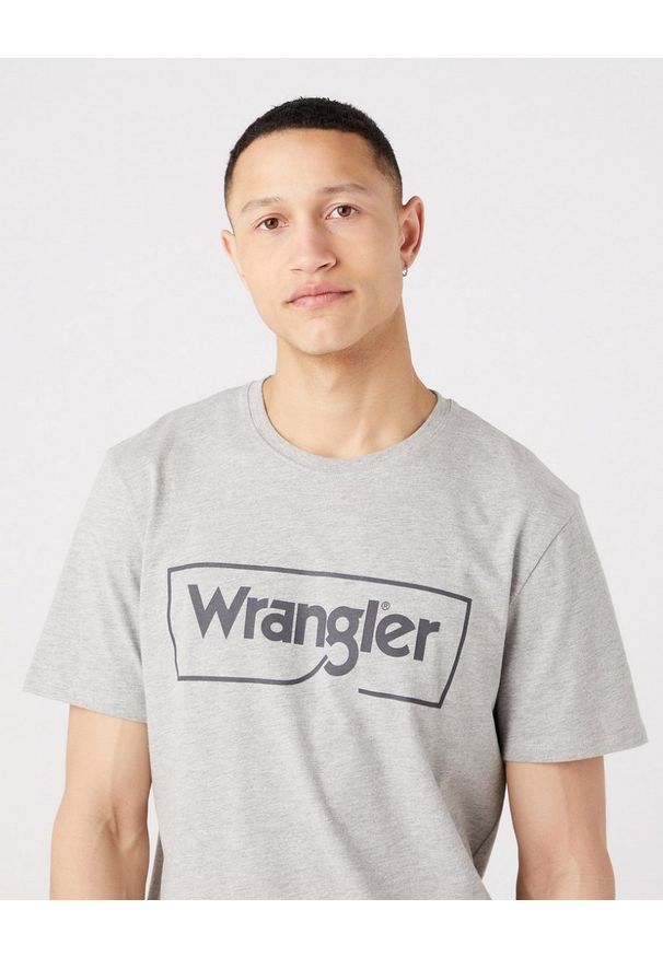 Wrangler - WRANGLER FRAME LOGO TEE MĘSKI T-SHIRT KOSZULKA NADRUK MID GREY W70JD3X37 112320767. Okazja: na co dzień. Materiał: tkanina, materiał, bawełna, skóra, jeans, wiskoza. Wzór: nadruk. Sezon: lato. Styl: sportowy, klasyczny, elegancki, casual