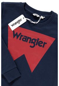 Wrangler - BLUZA WRANGLER DAMSKA LOGO CREW NAVY W6087HY35 112130466. Okazja: na spacer, na imprezę, na co dzień, na randkę. Materiał: jeans, materiał, guma, bawełna. Długość rękawa: długi rękaw. Długość: krótkie. Wzór: nadruk, napisy, aplikacja. Sezon: lato. Styl: casual #4