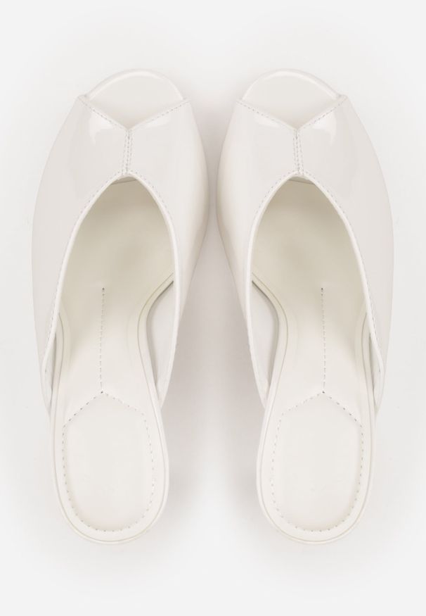 Renee - Białe Klapki Peep Toe na Szpilce z Lakierowanym Połyskiem Sharvyra. Nosek buta: otwarty. Kolor: biały. Materiał: lakier. Obcas: na szpilce. Wysokość obcasa: średni