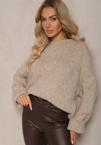 Renee - Beżowy Klasyczny Sweter z Wełną i Wiskozą o Luźnym Kroju Omethea. Okazja: na spacer, na co dzień. Kolor: beżowy. Materiał: wiskoza, wełna. Długość rękawa: długi rękaw. Długość: długie. Styl: klasyczny