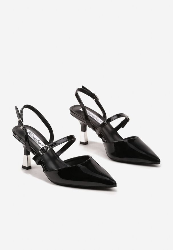 Renee - Czarne Szpilki Slingback Ozdobione Paskami i Metaliczną Wstawką Villexia. Okazja: na spotkanie biznesowe. Zapięcie: pasek. Kolor: czarny. Materiał: lakier. Wzór: aplikacja. Obcas: na szpilce. Styl: biznesowy, klasyczny, elegancki. Wysokość obcasa: średni