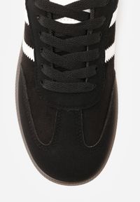 Born2be - Czarno-Białe Sneakersy z Imitacji Zamszu na Płaskiej Podeszwie Memeriana. Kolor: czarny. Materiał: zamsz. Szerokość cholewki: normalna. Obcas: na płaskiej podeszwie #8