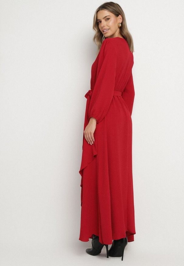 Born2be - Czerwona Kopertowa Asymetryczna Sukienka Koktajlowa z Wiskozą Ozdobiona Paskiem Lanoresa. Okazja: na imprezę. Kolor: czerwony. Materiał: wiskoza. Wzór: aplikacja. Typ sukienki: asymetryczne, kopertowe. Styl: wizytowy