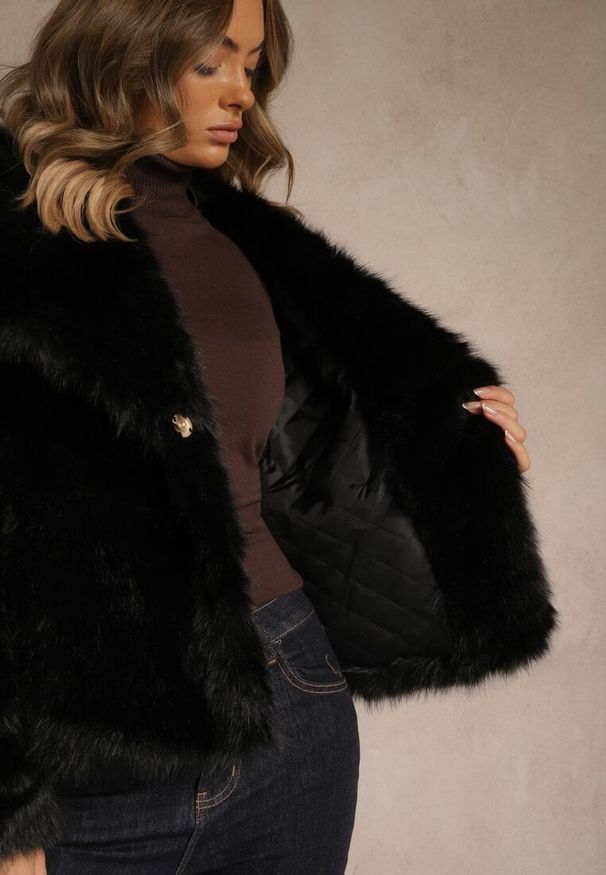 Renee - Czarna Kurtka Futerko o Pudełkowym Kroju z Jednorzędowym Zapięciem Tiliana. Okazja: na imprezę, na co dzień. Kolor: czarny. Materiał: futro. Styl: elegancki, casual