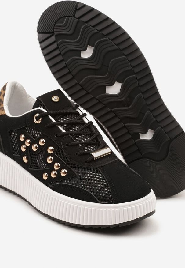 Born2be - Czarne Sneakersy z Nitami i Gwiazdą Viroti. Okazja: na co dzień. Kolor: czarny. Materiał: jeans. Wzór: aplikacja
