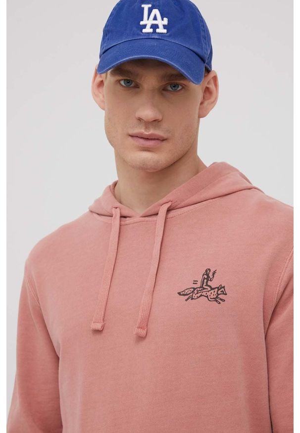 Billabong bluza męska kolor różowy z kapturem z nadrukiem. Typ kołnierza: kaptur. Kolor: różowy. Materiał: dzianina. Wzór: nadruk