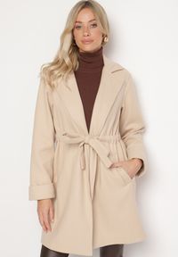 Born2be - Beżowy Płaszcz o Szlafrokowym Kroju z Marszczeniem w Talii i Wiązanym Paskiem Sartissa. Okazja: na co dzień. Kolor: beżowy. Materiał: jeans. Długość rękawa: długi rękaw. Długość: długie. Styl: casual, elegancki, klasyczny #1