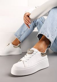 Born2be - Biało-Złote Sneakersy Caius. Kolor: biały. Materiał: materiał, satyna, skóra ekologiczna. Szerokość cholewki: normalna. Obcas: na platformie