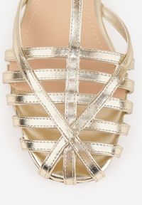 Renee - Złote Sandały VICES Ozdobione Cienkimi Paskami Calodora. Okazja: na co dzień. Zapięcie: pasek. Kolor: złoty. Materiał: jeans. Wzór: aplikacja. Styl: casual #8