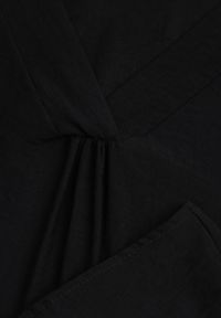 Renee - Czarna Wiskozowa Sukienka Pudełkowa z Dekoltem w Serek Noludig. Typ kołnierza: dekolt w serek. Kolekcja: plus size. Kolor: czarny. Materiał: wiskoza. Typ sukienki: dla puszystych #4