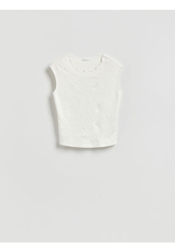 Reserved - Bluzka z ozdobnym wzorem - biały. Kolor: biały. Materiał: dzianina, wiskoza. Styl: klasyczny