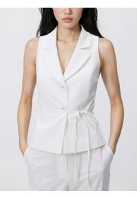 Reserved - Kamizelka z wiązaniem w talii - biały. Kolor: biały. Materiał: wiskoza, tkanina #1