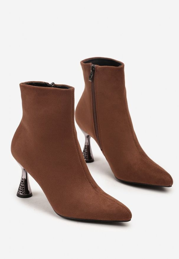 Born2be - Brązowe Botki Vices na Ozdobnym Obcasie w Kształcie Klepsydry Zaive. Okazja: do pracy, na co dzień, na spotkanie biznesowe. Nosek buta: szpiczasty. Zapięcie: zamek. Kolor: brązowy. Materiał: jeans. Obcas: na obcasie. Styl: elegancki, biznesowy, klasyczny, casual. Wysokość obcasa: średni