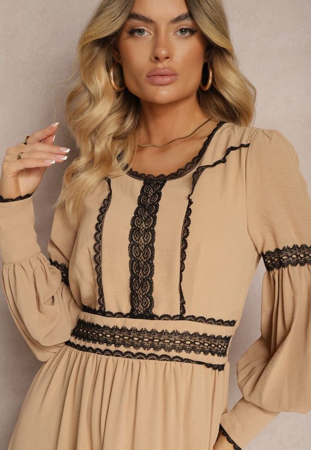 Renee - Beżowa Maxi Sukienka o Rozkloszowanym Kroju z Ozdobną Koronką i Mankietami Kante. Kolor: beżowy. Materiał: koronka. Wzór: koronka. Typ sukienki: rozkloszowane. Długość: maxi