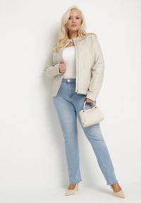 Born2be - Jasnobeżowa Kurtka Ramoneska Bez Kołnierzyka z Suwakami na Rękawach Rilinne. Okazja: na co dzień, na spacer. Typ kołnierza: bez kołnierzyka. Kolekcja: plus size. Kolor: beżowy. Sezon: wiosna. Styl: casual, elegancki #6