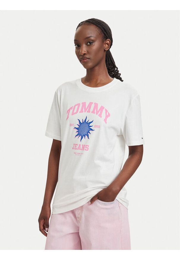 Tommy Jeans T-Shirt Novelty DW0DW23159 Biały Relaxed Fit. Kolor: biały. Materiał: bawełna