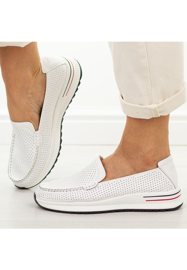 Białe ażurowe skórzane mokasyny damskie Jezzi 9793. Okazja: na spacer, na co dzień. Nosek buta: okrągły. Zapięcie: bez zapięcia. Kolor: biały. Szerokość cholewki: normalna. Wzór: ażurowy. Materiał: skóra. Sezon: wiosna, jesień, lato. Styl: casual, elegancki, klasyczny